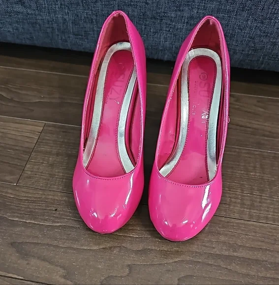 Sandals - Picture 2 of 2